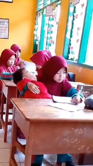 Ibunya Sudah Meninggal, Siswi SD ini Rawat Adiknya Hingga Sekolah pun Sambil Menggendongnya