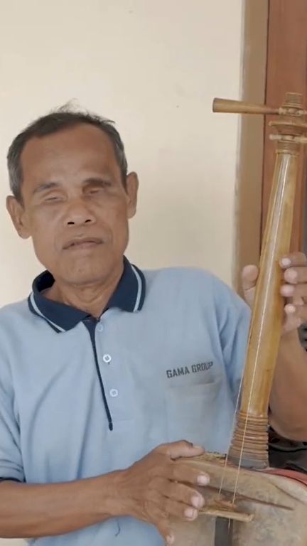 Kisah Inspiratif Apih Uta, Lentera Bagi Rebab Sunda yang Hampir Punah