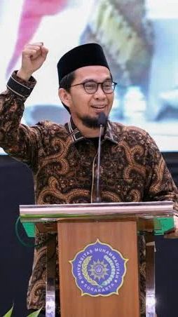 25 Kata-Kata Ustadz Adi Hidayat, Penuh Makna dan Pesan Bijak