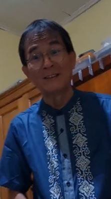 Tak Hanya Ikut Berburu Takjil, Momen Bapak-bapak Beragama Katolik Borong Baju Koko Ini Curi Perhatian Warganet