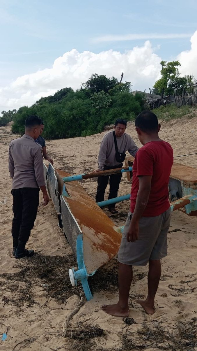 Benda Menyerupai Bangkai Kapal Berisi Ratusan Kitab Suci Berbahasa Somali Ditemukan di Rote Ndao