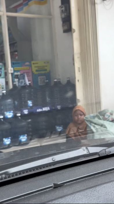 Kisah Bocah 9 Tahun yang Bantu Ayahnya Cari Rongsokan Ini Viral, Bikin Haru