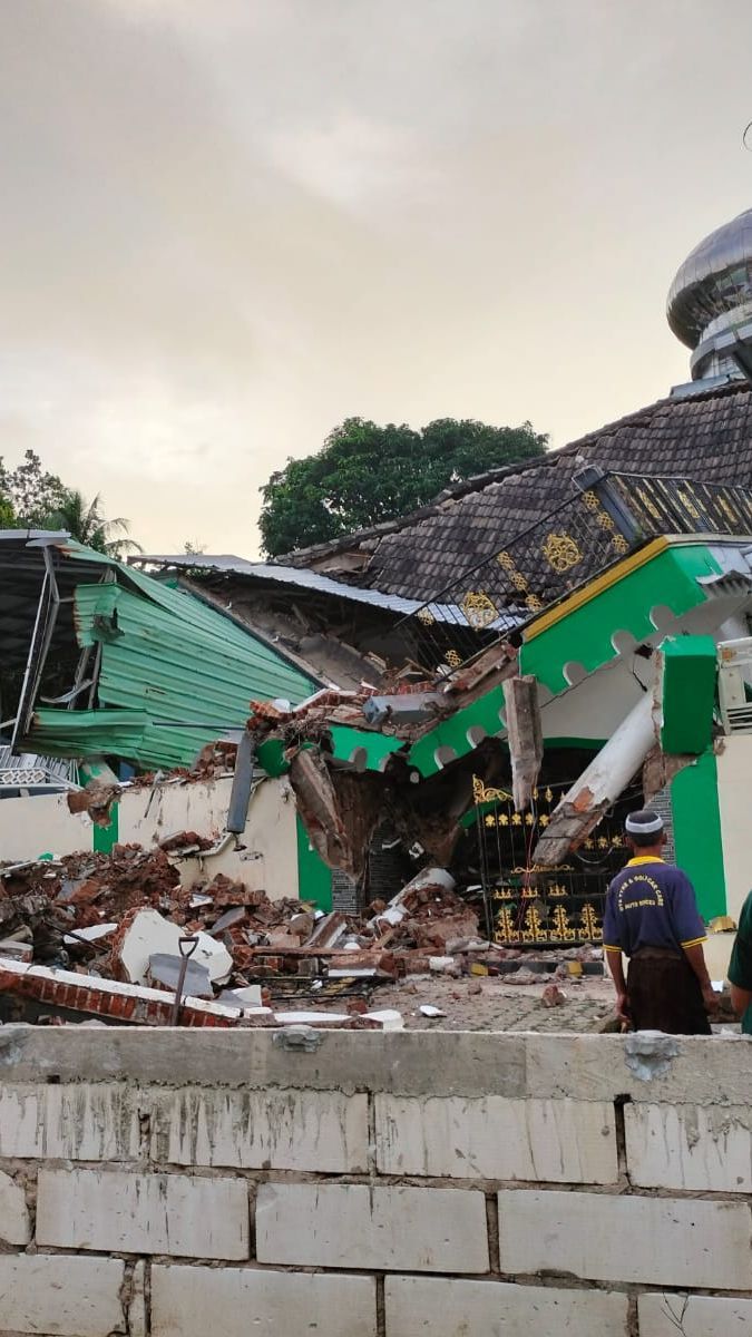 Masjid di Bawean Ambruk akibat Gempa Tuban