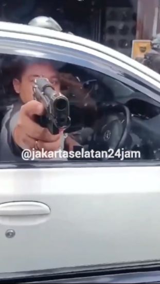 Tampang 'Koboi' di Mampang Ancam Pengendara Berujung Ditangkap, Benda Ditodongkan ke Korban Pistol Korek Api