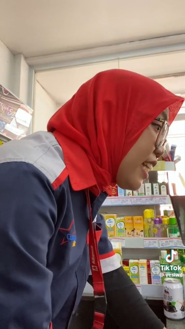 Bocah Niat Bayar Tagihan Beli iPhone Rp 50 Ribu di Minimarket, Aksi Sang Kasir Sadarkan Jika Kena Tipu Ini Jadi Sorotan