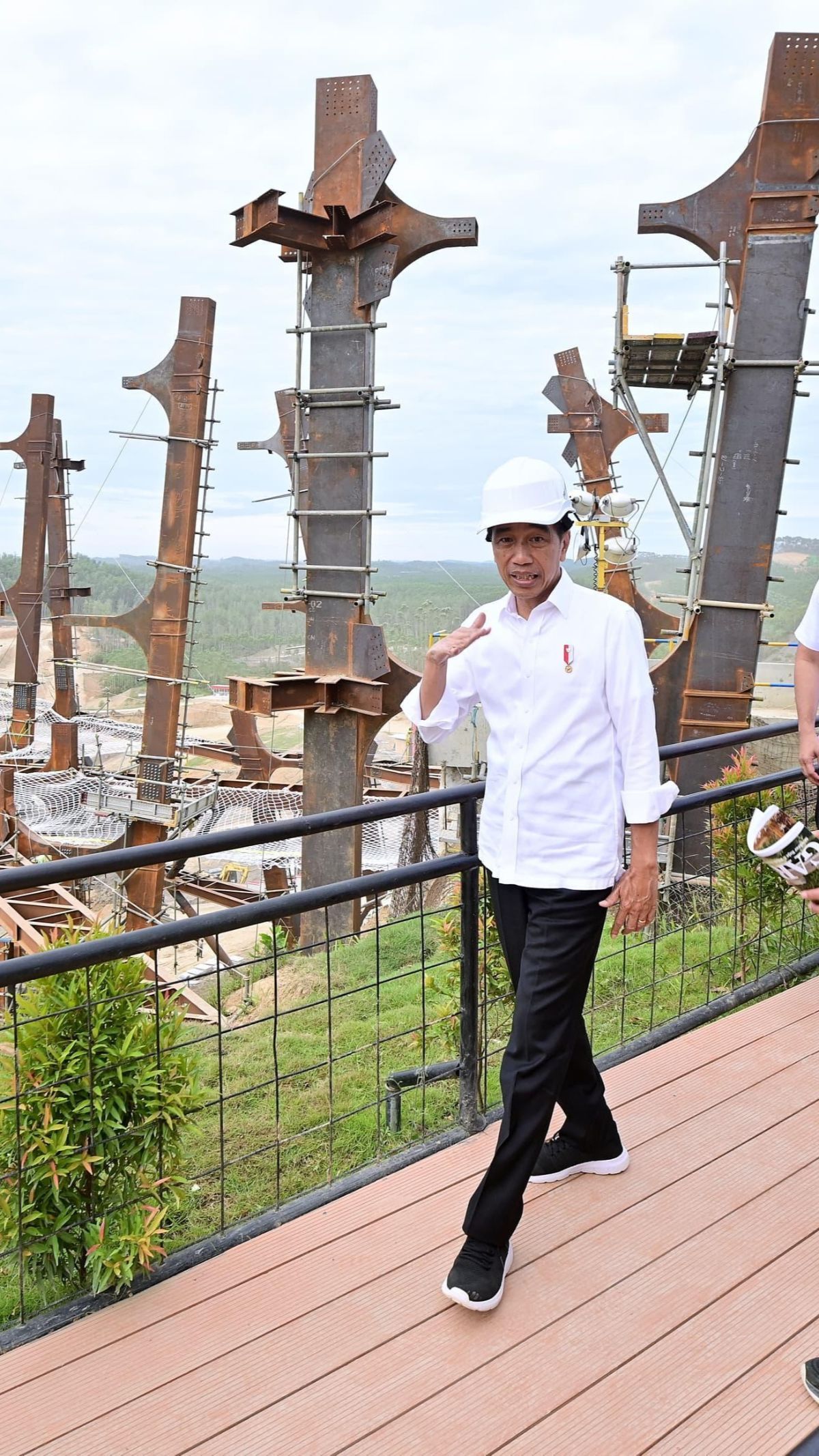 VIDEO: Jokowi Hibur Warga Lalu Bicara Serius sama Pak Bas & 3 Jenderal di Posko Banjir Demak