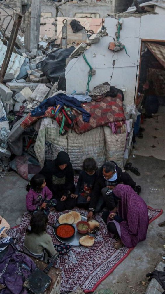 FOTO: Kisah Rabaya, Keluarga Palestina yang Pilih Bertahan dan Menikmati Buka Puasa Ramadan Dikelilingi Bangunan Hancur di Rafah