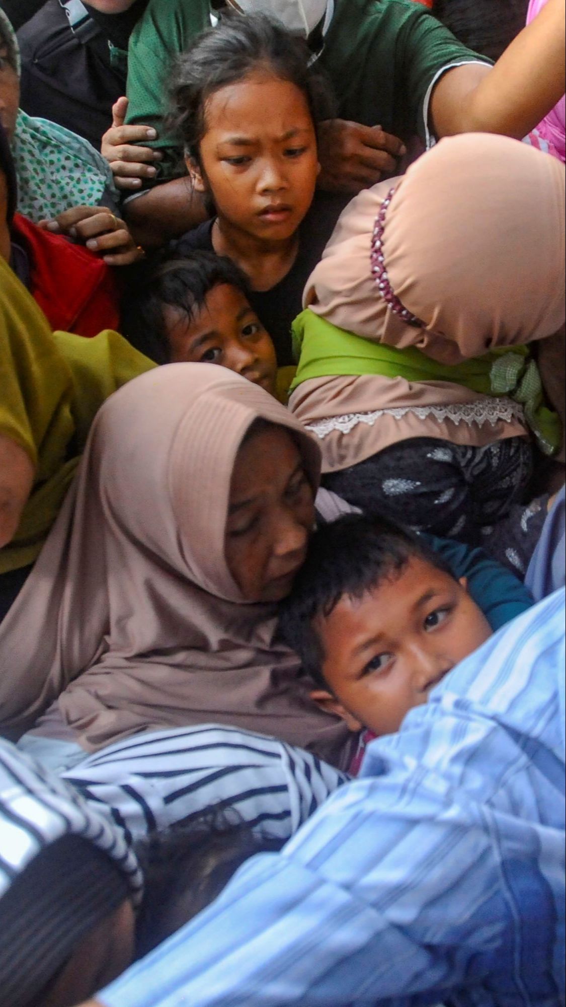 FOTO: Orang Dewasa hingga Anak-Anak Desak-Desakan Berebut Antrean Takjil Gratis di Pemda Kabupaten Bogor