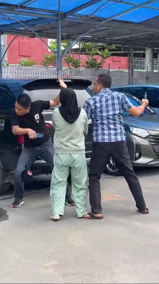 VIDEO: Polisi Tembak dan Tusuk Debt Collector, Emosi Ditagih Cicilan Mobil