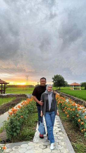 Brigjen Polri Anak Eks Kapolri Nongkrong di Pinggir Sawah Sama Istri, Tulis Kalimat Romantis Bikin Baper