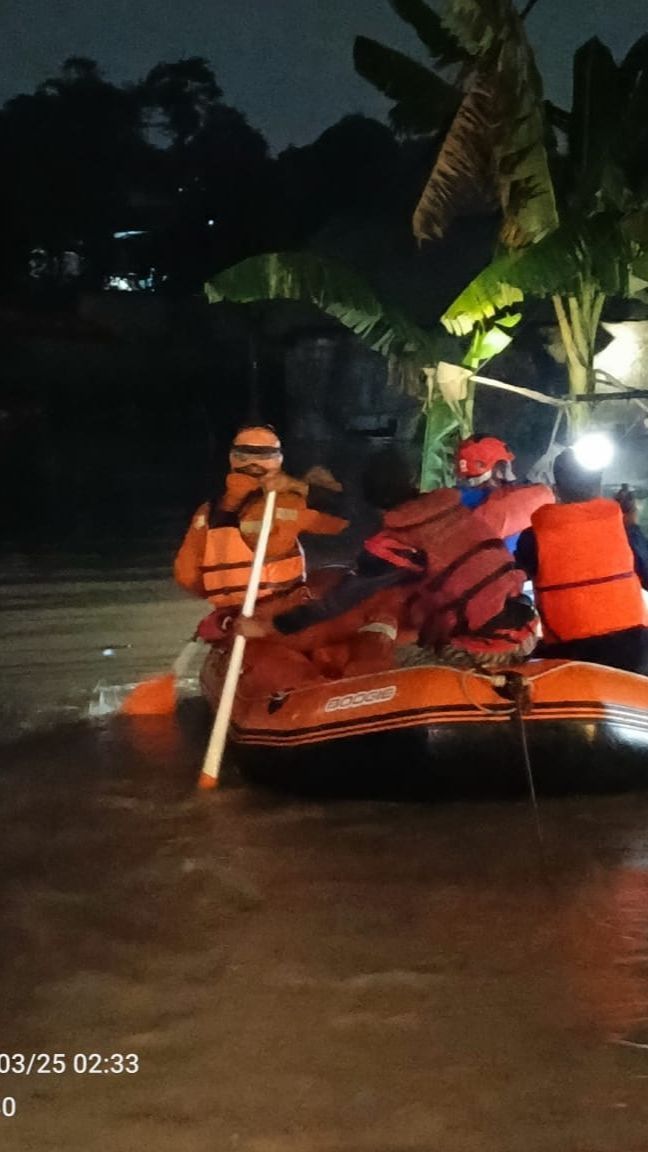 Warga Depok Panik saat Sahur, Air Kiriman dari Bogor Masuk Rumah hingga Setinggi 1 Meter