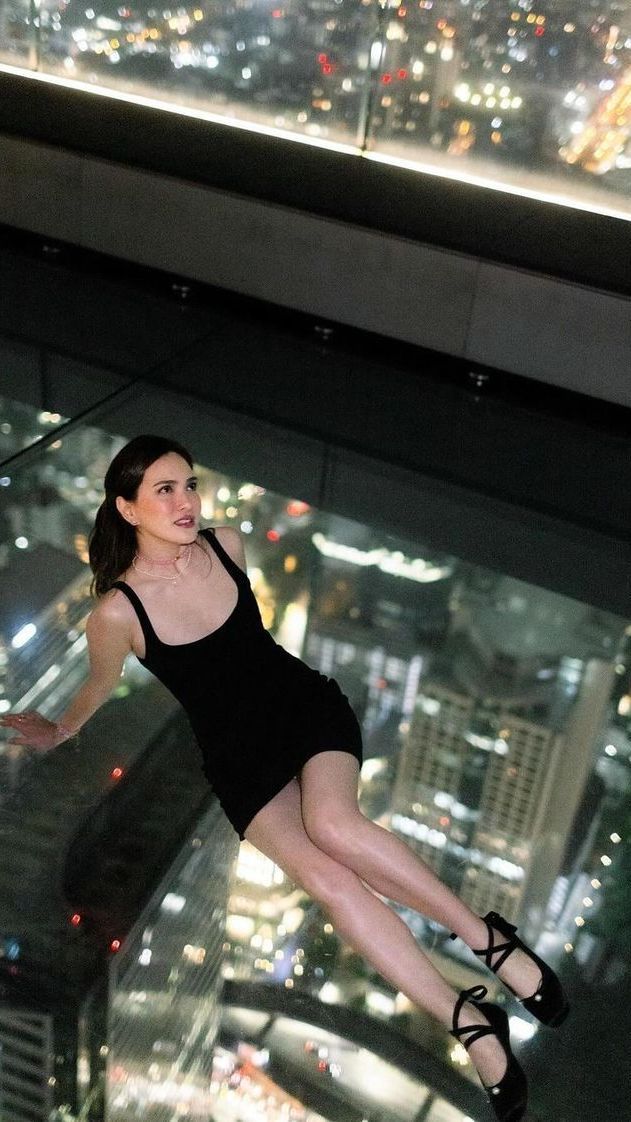Potret 'Hot Mom' Shandy Aulia Hangout Bareng Bestie di Bangkok, Tampil Pakai Dress Ketat Hitam Kece Berkelas
