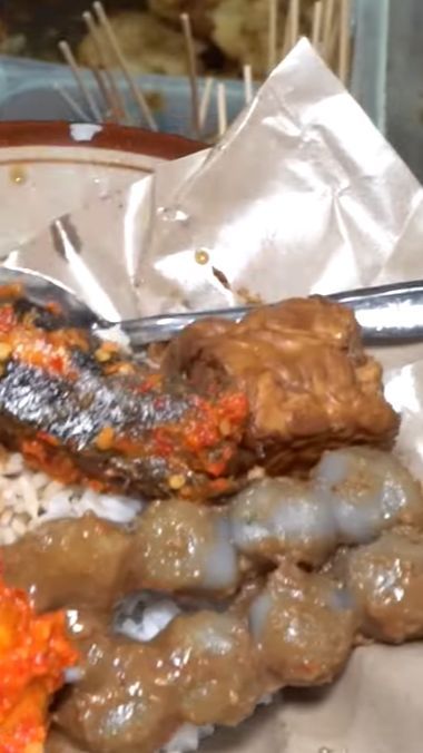 Satu Porsi Harganya di Bawah Rp 5 Ribu! Warung Nasi Uduk Legendaris di Depok Ini Laku Keras dan Punya Lauk Unik