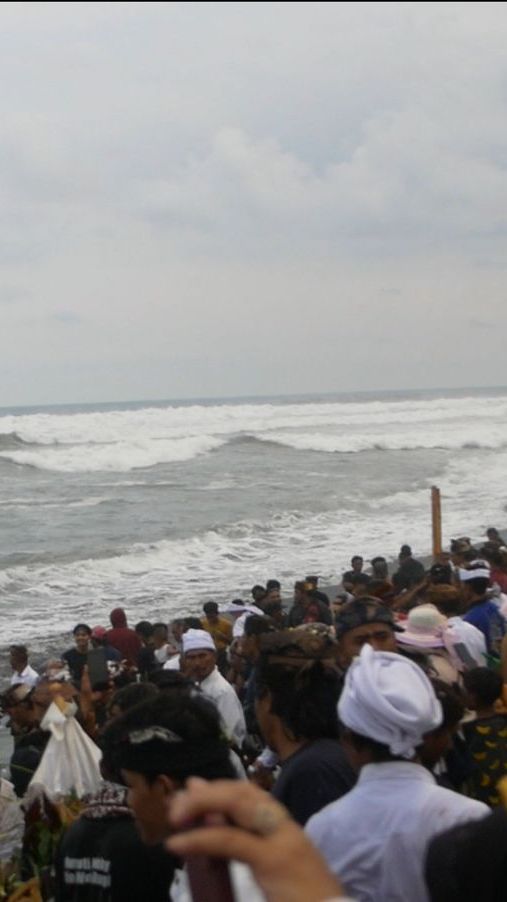 Jelang Nyepi, Umat Hindu Tengger Turun Gunung Gelar Upacara Melasti di Pantai Watu Pecak Lumajang