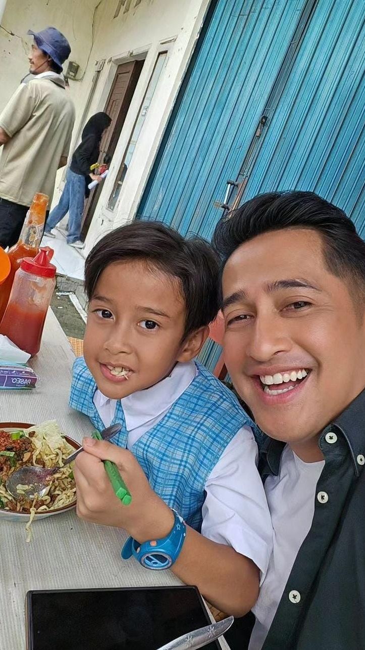 10 Potret Mengharukan Irfan Hakim Tak Menyangka Ditraktir Makan Mie Ayam oleh Anak Bungsunya yang Masih SD