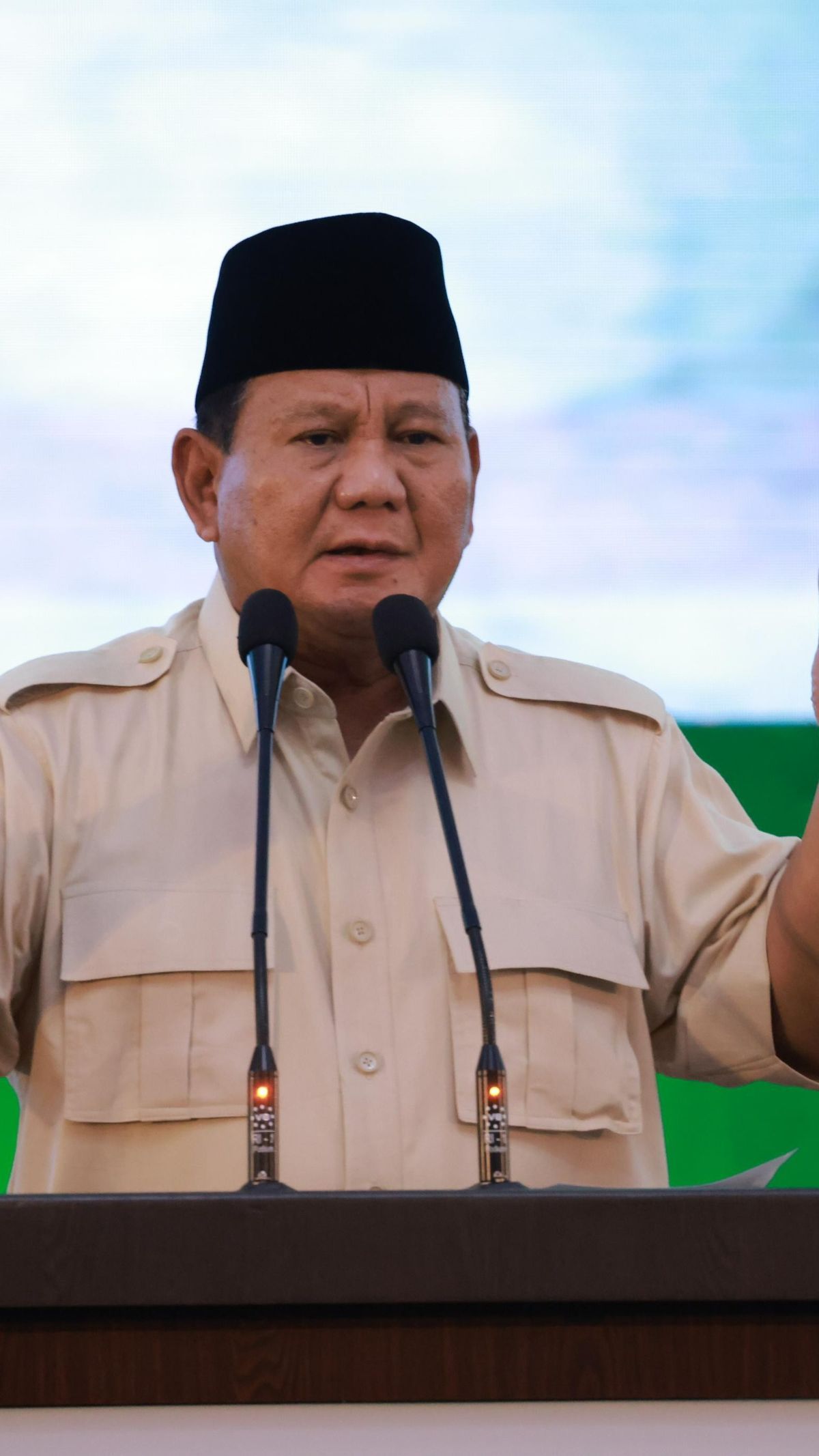 VIDEO: Reaksi Prabowo 'Digeruduk' Khofifah & Gus Miftah Ajak Ribuan Muslimat NU di Hambalang