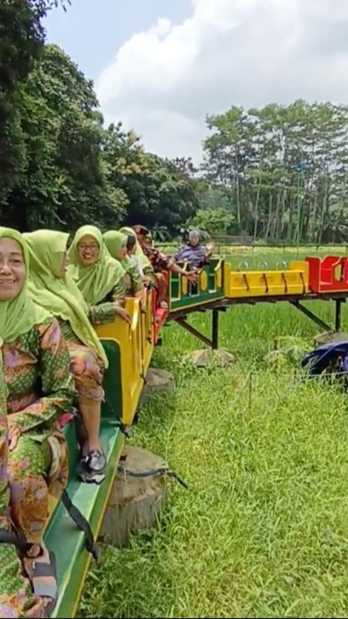 Viral Aksi Rombongan Emak-emak Naik Wahana Kereta di Sawah, Momen Bahagia Curi Perhatian