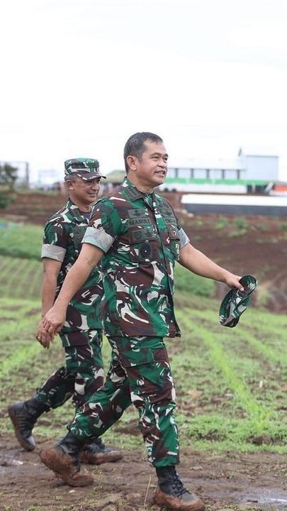 Momen Keseruan Kasad Maruli Nyanyi 'Cucak Rowo' Bareng Prajurit, Sang Jenderal Asik Berjoget jadi Sorotan