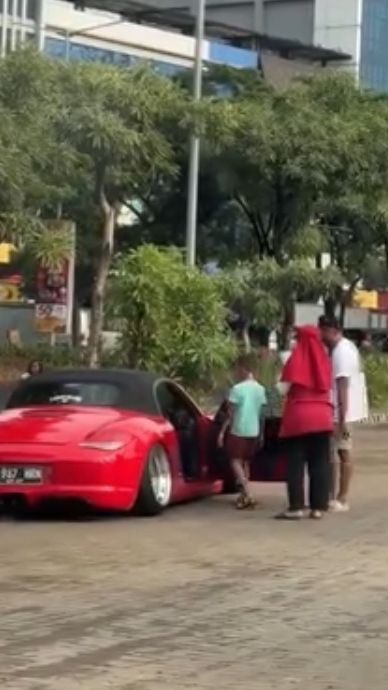 Izinkan Anak Kecil Masuk Mobil Mewahnya, Aksi Pria Ini Tuai Pujian Warganet