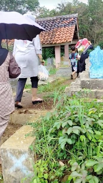 Bukti Cinta Sejati Begitu Hebat, Pria ini Rela Tidur di Samping Makam Istri Teringat Hari Anniversary Pernikahan