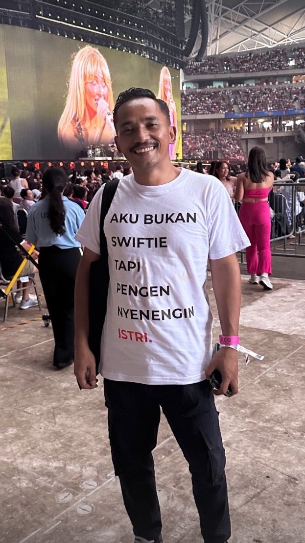 Temani Istri Nonton Konser Taylor Swift, Aksi Kocak Pria Pakai Kaos 'Rincian Biaya' Ini Viral