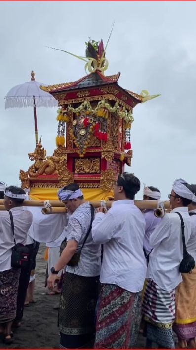 Khidmatnya Upacara Melasti di Pantai Parangtritis, Bangun Keharmonisan Umat Beragama