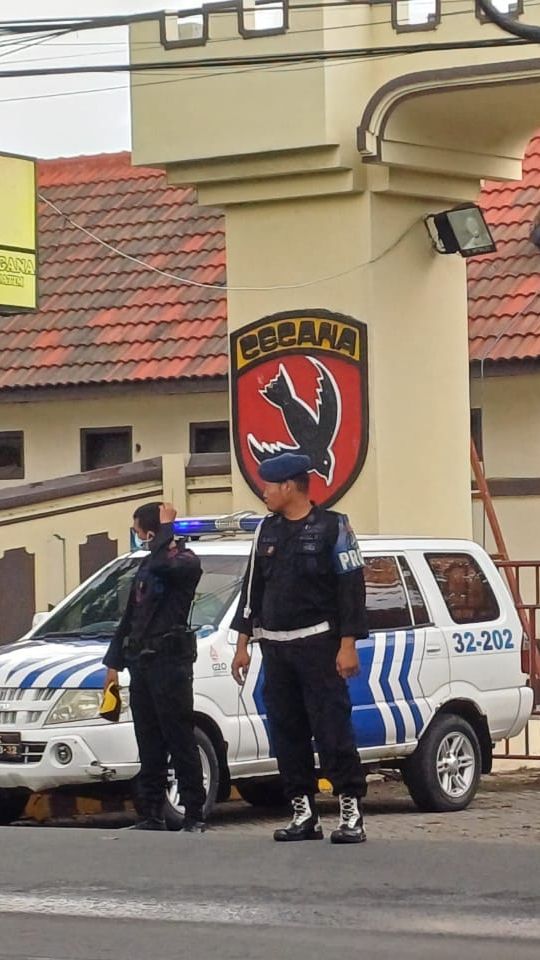 TKP Ledakan di Markas Gegana Surabaya Ditutup Kain Spanduk dan Dipasangi Garis Polisi