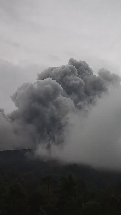 Gunung Merapi Keluarkan 7 Kali Awan Panas Guguran dalam 30 Menit