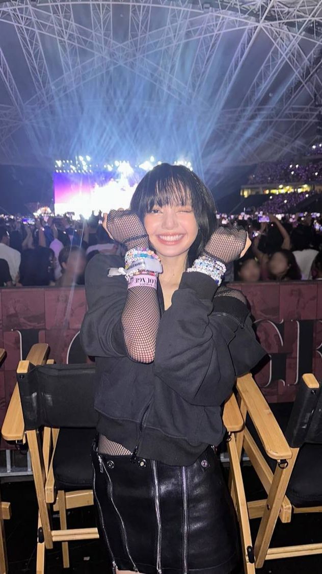 Sampai Pose Bareng, 7 Foto Lisa BLACKPINK Saat Nonton Konser Taylor Swift di Singapura