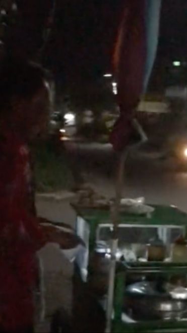 Viral Momen Haru Penjual Cilok Nangis Kejer Diberi Pembeli Uang Lebih, Tiap Hari Jualan sampai Tengah Malam