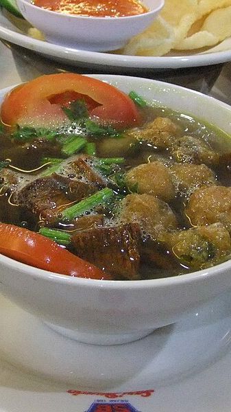 Mencicipi Soto Padang, Semangkuk Hangatnya Kuah dengan Irisan Daging yang Menggoyang Lidah