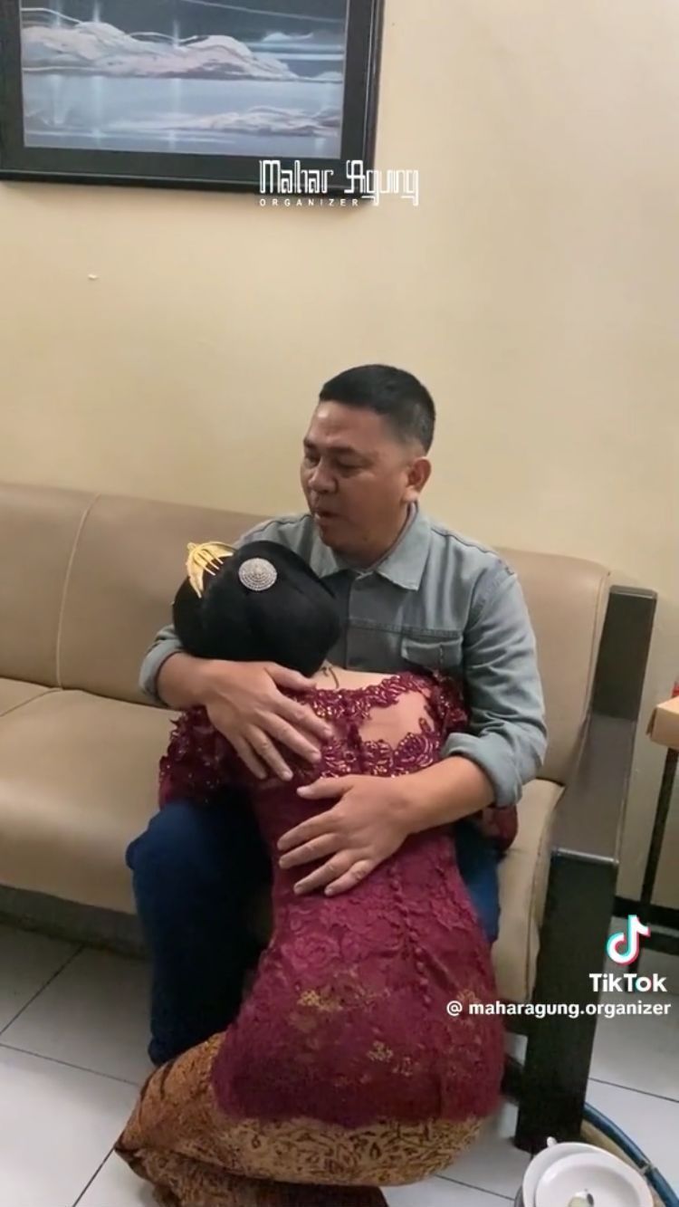 Viral Momen Seorang Ayah Pulang di Malam Midodareni Putrinya, Bikin Haru