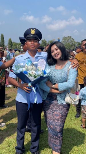 Wanita ini Rela Beri Semangat dan Temani Adiknya sampai Sukses Jadi Anggota TNI, Ternyata ini Alasannya