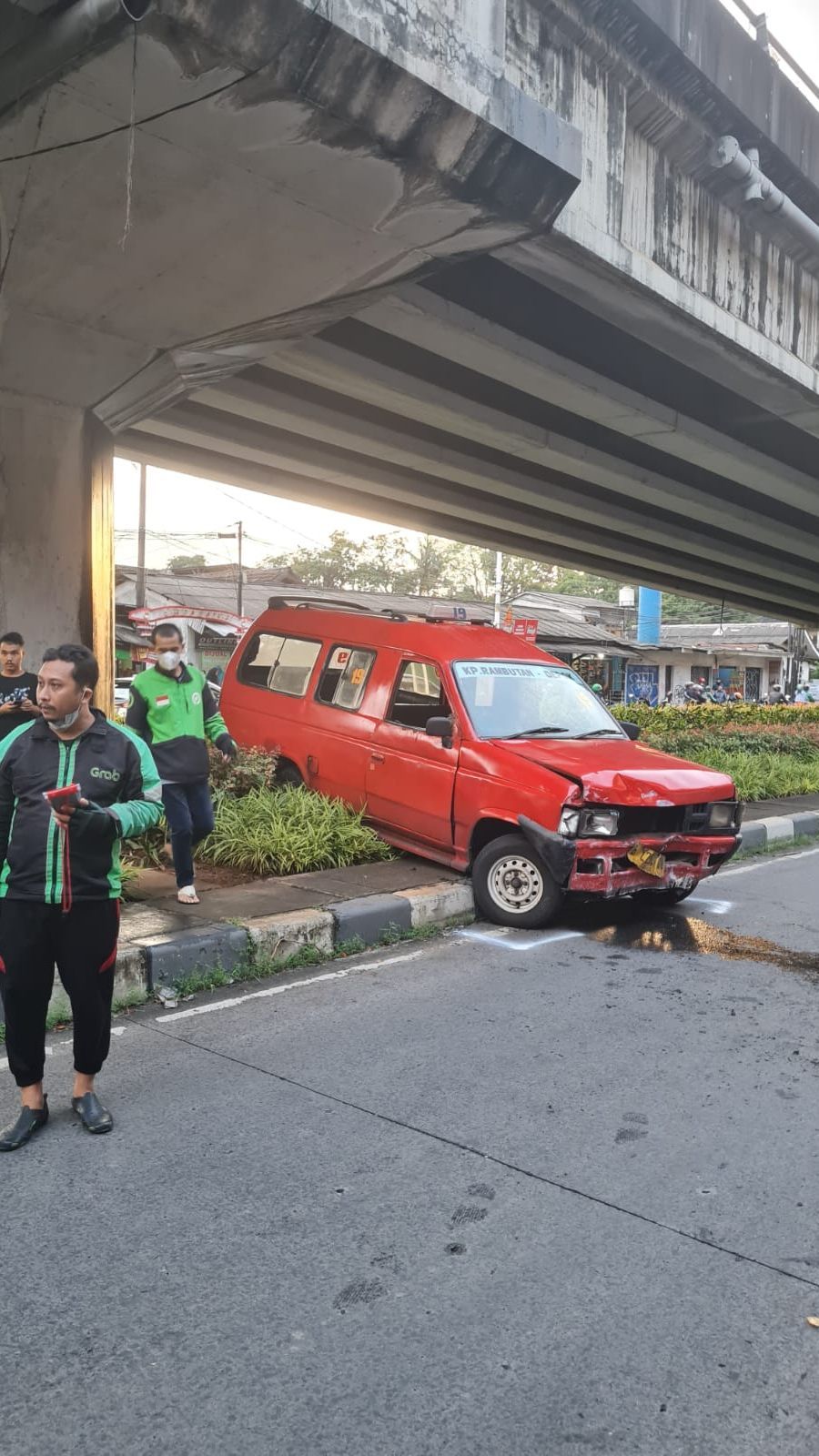 Angkot di Jaksel Tabrak Pejalan Kaki hingga Seruduk Pos Polisi, Penumpang Terpental