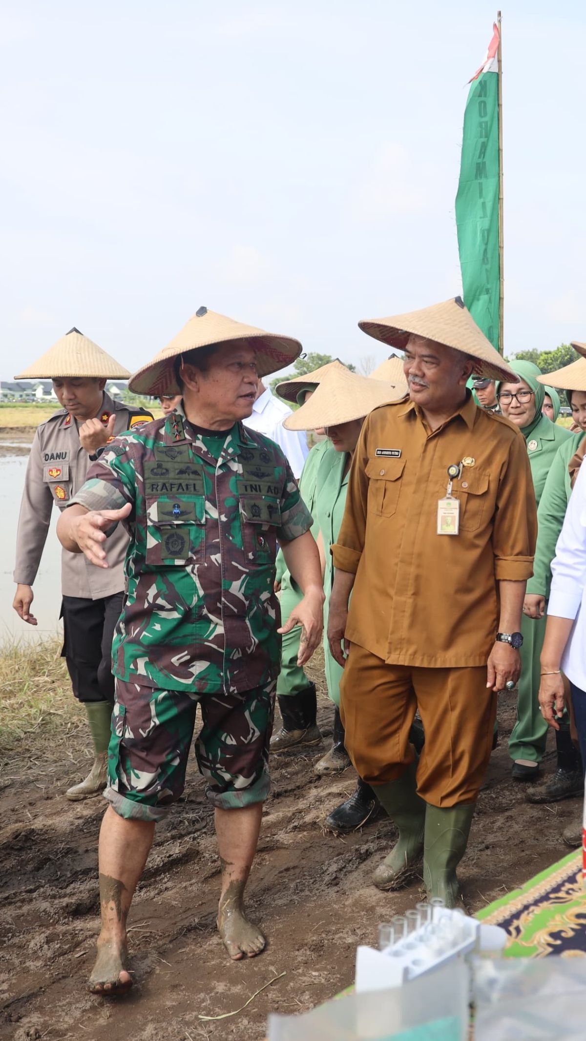 Saat Jenderal Bintang Dua Lepas Sepatu Turun ke Sawah Demi Antisipasi Krisis Pangan di Jatim