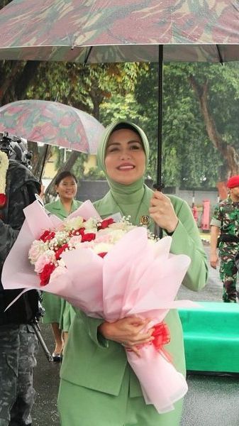 Jadi Komandan Kopassus, 8 Foto Juliana Moechtar Dampingi Upacara Kenaikan Pangkat Suami!