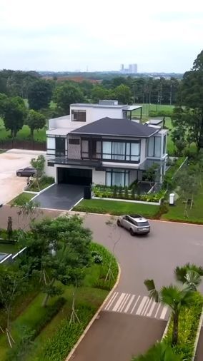 Biaya Listriknya Mencapai Belasan Juta Perbulan, Ini Potret Rumah Baru Luna Maya yang Mewah Berlatar Lapangan Golf