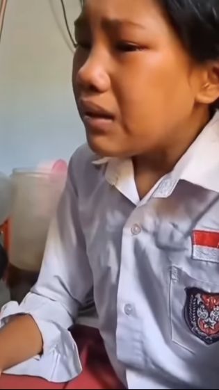 Sambil Menangis Sesenggukan, Siswi SD ini Ungkap Kisah Pilu Sering Dibully karena Jadi Tukang Rongsok