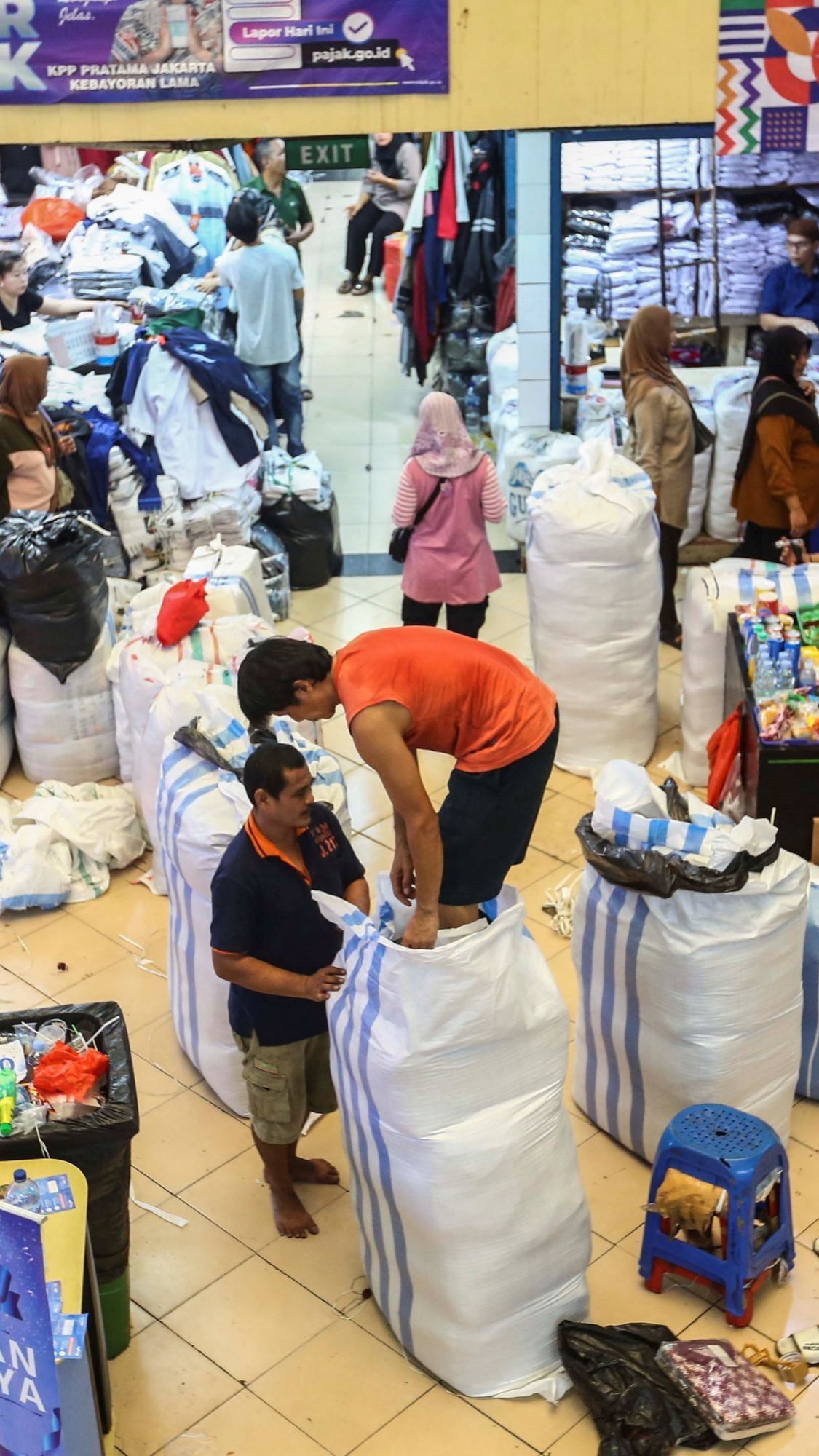 FOTO: Jelang Ramadan, Para Reseller Mulai Borong Baju Muslim di Pasar Grosir Jakarta