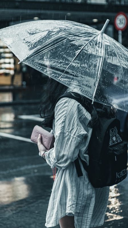 5 Dampak Air Hujan bagi Kesehatan Kulit, Bisa Sebabkan Jerawat hingga Alergi