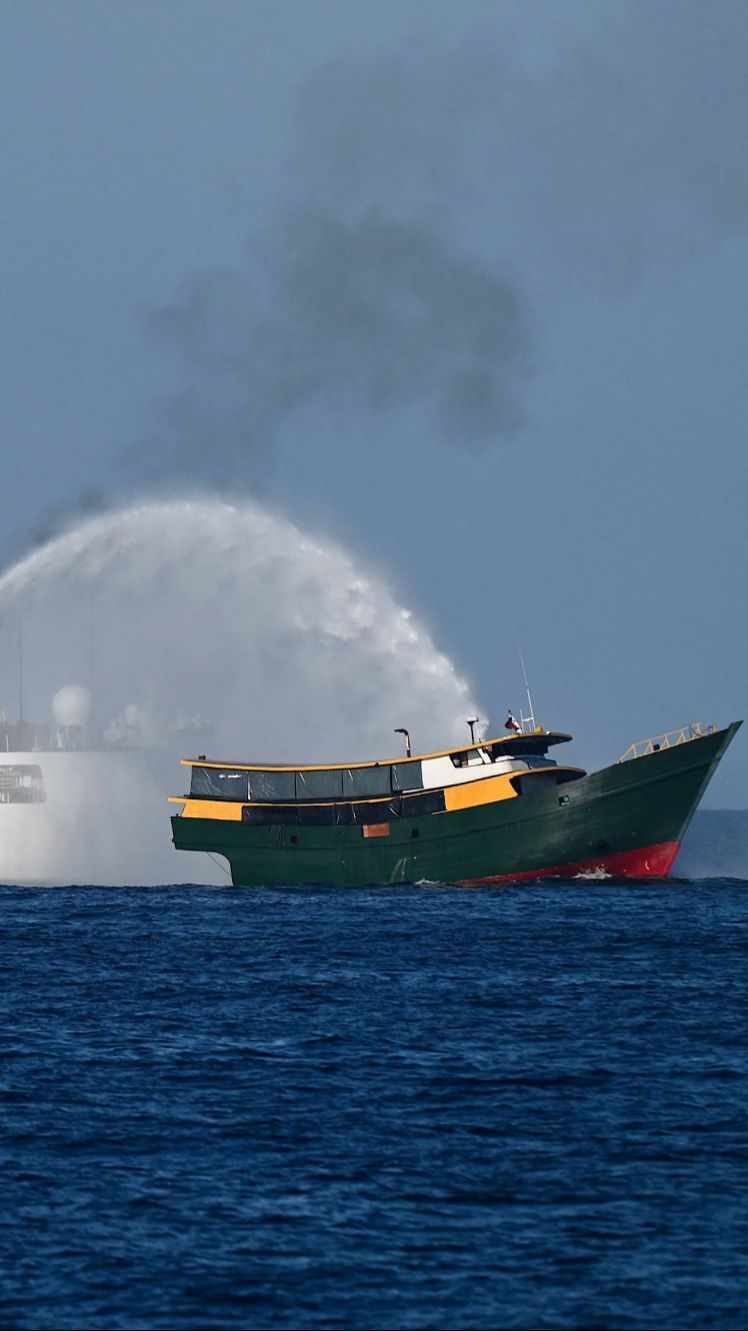 FOTO: Panas! Ini Momen Kapal China Serang dan Blokade Kapal Filipina di Laut China Selatan