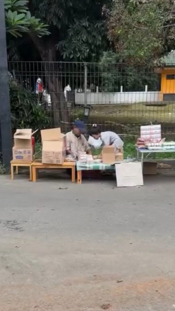 Temani Kakek Jualan Gulali dan Jajan, Respons Polos Anak Kecil Ini saat Dagangannya Diborong Curi Perhatian