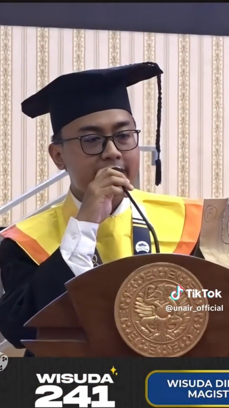 Dites Rektor Lantunkan Ayat Alquran, Momen Anak Guru Ngaji Lulus S2 Jalur Cepat Unair Ini Bikin Haru