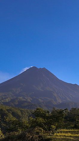 Melihat Lebih Dekat Fenomena Gugurnya Lava Pijar Merapi, Bikin Merinding