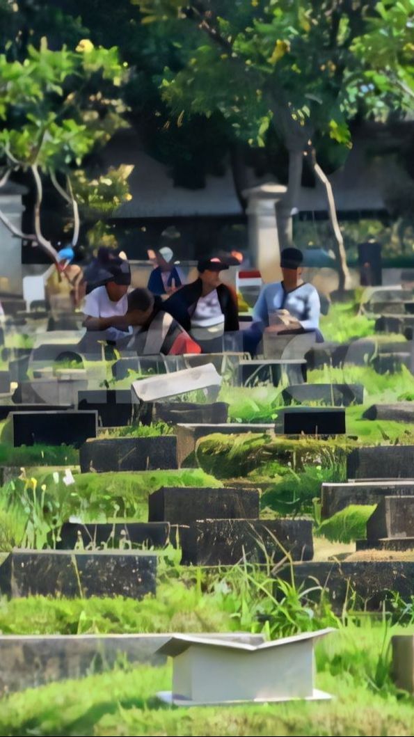 Warga Makan Bersama di Area Makam, Ini Keunikan Tradisi Ngunjung untuk Sambut Ramadan Khas Indramayu