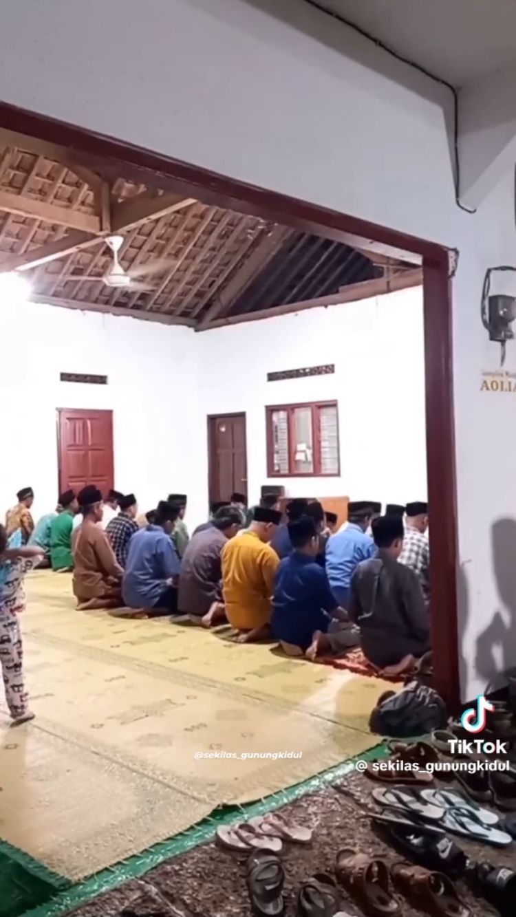 Mulai Puasa Hari Ini, Ini Momen Jemaah Aolia di Gunungkidul Gelar Tarawih Pertama