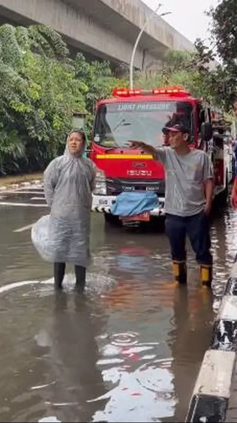 Dicintai Rakyat, Ini Potret Tina Toon Pakai Mantel Tinjau Lokasi Banjir