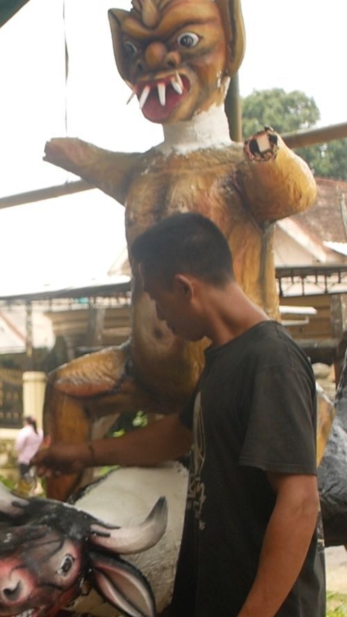 Potret Toleransi, Warga Lintas Agama di Lumajang Guyub Bikin Patung Ogoh-Ogoh Jelang Nyepi