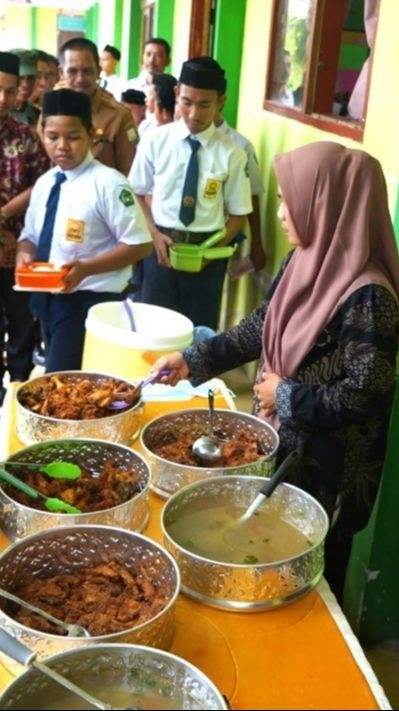 Rapat Komisi X Panas, Sentil Menteri Nadiem: Program Makan Siang Gratis Merepotkan!