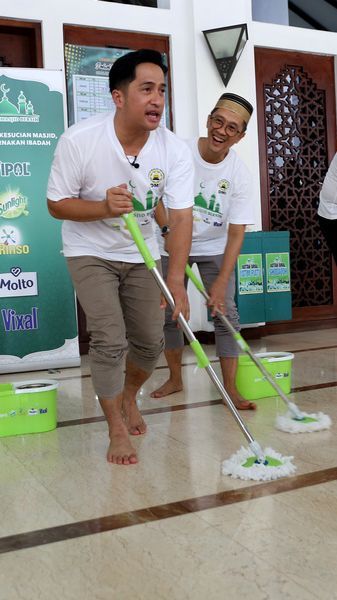 Sambut Ramadan, 8 Foto Irfan Hakim Saat Ikut Ngepel Masjid Hingga Bersihkan Tempat Wudhu